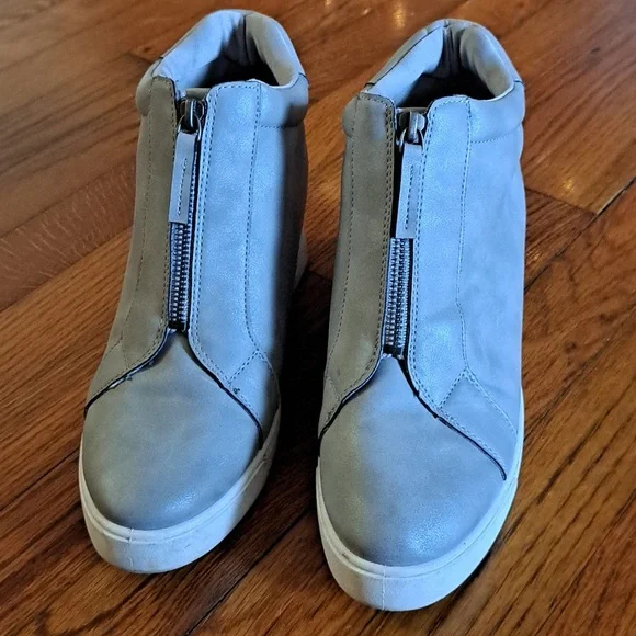 Women size 9 Maurices wedge booties. Gray. - Picture 2 of 7